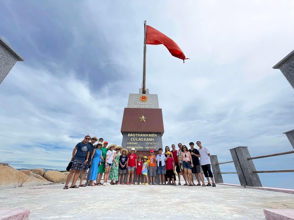 Chụp ảnh check-in lưu giữ khoảnh khắc thiêng liêng dưới chân lá cờ Tổ quốc bay cao 